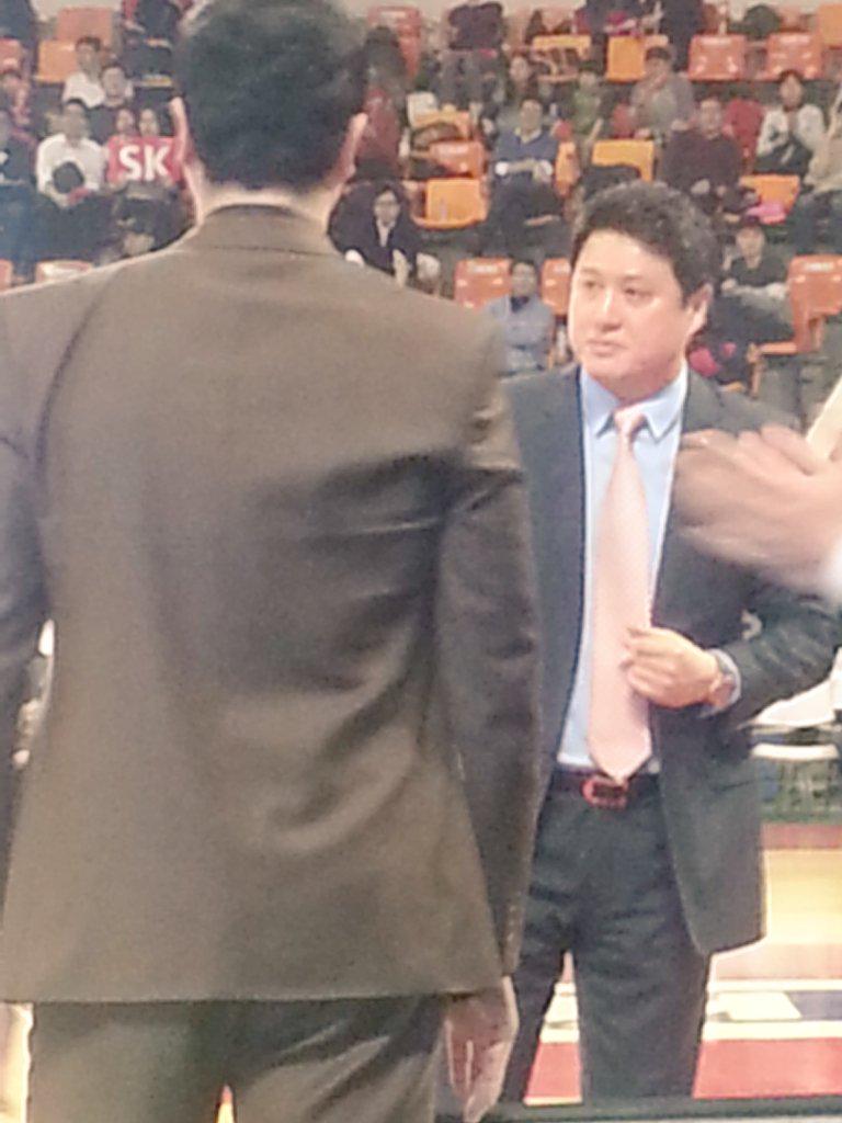 SK:동부 72:83으로 패하며 2위. 모비스는 80:57 삼성 여유있게 따돌리며 1위. 동부 3위.
사진=SK 문경은 감독과 전희철 코치 뒷모습