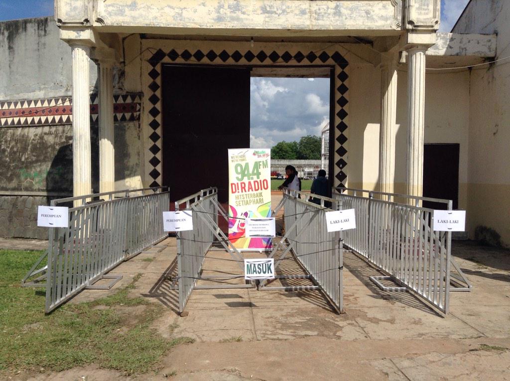 Hai hai,pintu masuk ada di sebelah kiri Stadion Sumpah Pemuda yaa ;)