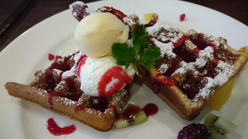 Polethemis 松坂屋静岡店のカフェ カッチーヌのフルーツワッフルです パサパサ感があり 微妙でしたし レジでも勘定間違われて食べてないメニューまで加算されていた 松坂屋に入っていた カフェだけに残念です Http T Co 5s4ord3c0t