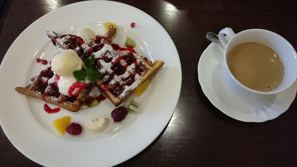 Polethemis 松坂屋静岡店のカフェ カッチーヌのフルーツワッフルです パサパサ感があり 微妙でしたし レジでも勘定間違われて食べてないメニューまで加算されていた 松坂屋に入っていた カフェだけに残念です Http T Co 5s4ord3c0t