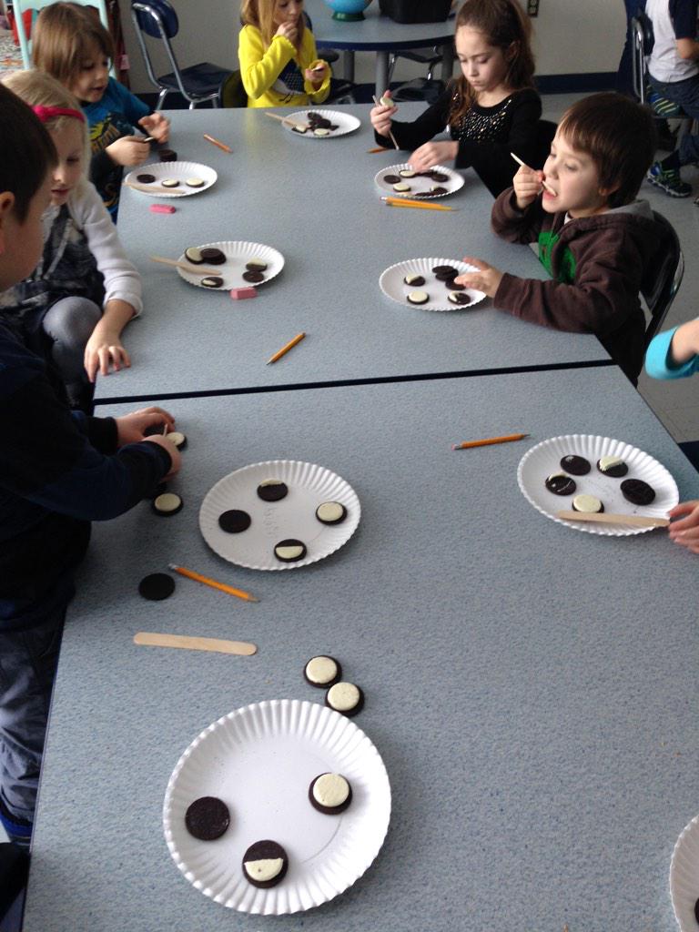 MissSpusta's tweet photo. Learning the phases of the moon with Oreos! http://t.co/csBfjDpK5Y