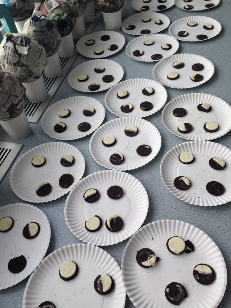 MissSpusta's tweet photo. Learning the phases of the moon with Oreos! http://t.co/csBfjDpK5Y