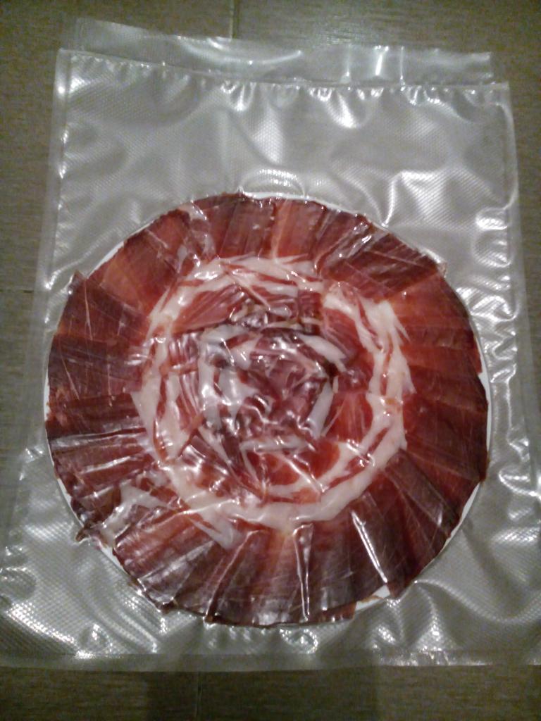 Jamon ibérico cortado a cuchillo y envasado / ibérico ham hand carved and vacuum packed.
elartedeljamon.es