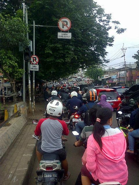 "<a href="/KillerKidal/">Mario Samula</a>: <a href="/Zaldi69/">Zaldi69™</a>  arah dari bayoran ke ciledug raya macet bgt pak,mau kebengkel bubut nih..huufft <a href="/Tommy_Noer/">Tommy noer iskandar</a> "