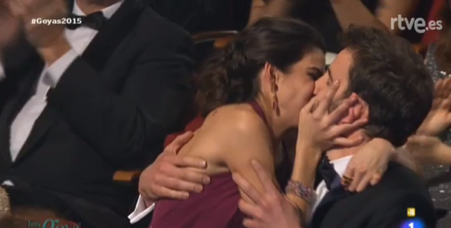 VogueSpain's tweet photo. El beso de @DANIROVIRA a @ClaraLago1 más retuiteado o los Premios #Goya2015 según las RR.SS. http://t.co/lft70hbqlC http://t.co/K08sWBQgIr