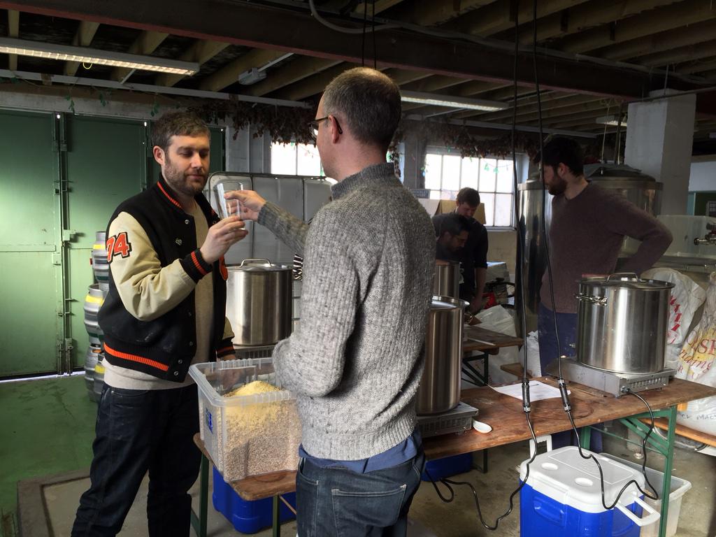 jakeberger's tweet photo. Making Pale Ale at a brewing course @brockleybrewery with @nicbilham and @LaszloBeckett http://t.co/EdAbeNaBu2