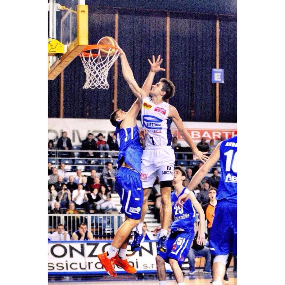 #photooftheday #gettingready
#basketball #gameday #slamdunk #posterized #bounce  #jump #dunk #basketballneverstops