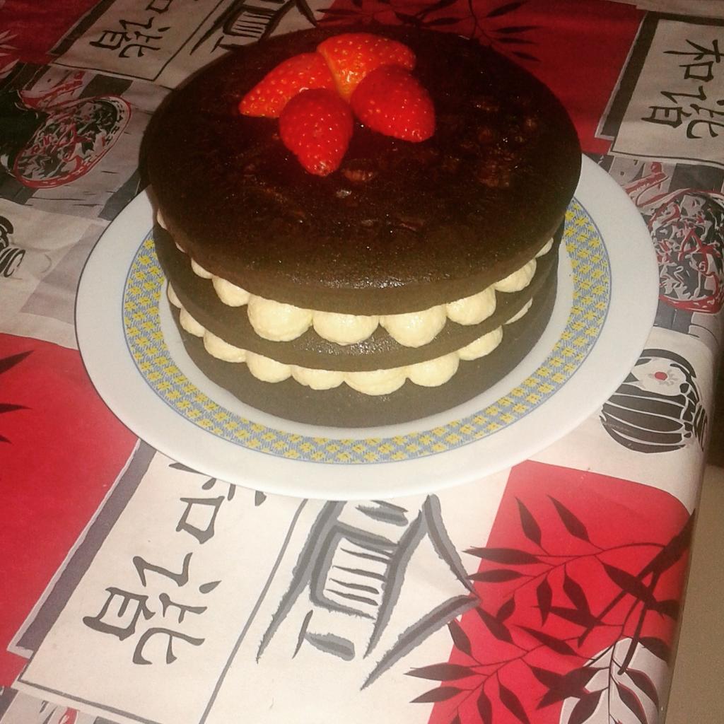 ReposteriaEva's tweet photo. Tarta de cerveza Guiness, chocolate y fresas http://t.co/EphXfw0Plg
