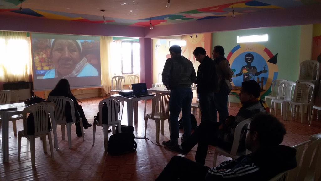 PeriodistaV's tweet photo. #PeriodistaOpen evaluando los recursos multimedia. @jpableques @ferluis78 @Magicatala @LaPublicaBO @diarioeldeber http://t.co/OJ8nck9E3s