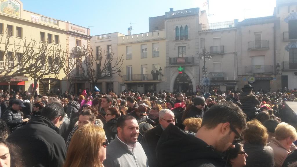 MireiaDMollet's tweet photo. La plaça Prat d la Riba plena d gom a gom esperant al Carnestoltes. #OrgullMollet #alegria #aixísí #Mollet @ajmollet http://t.co/mFHhG5lC03