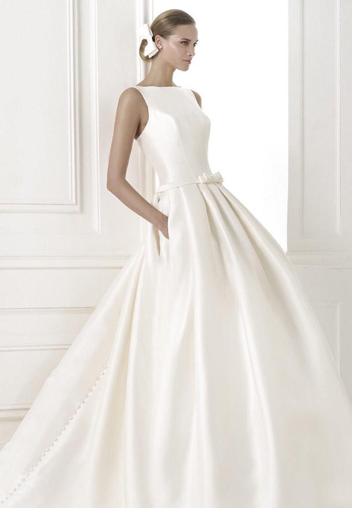 LauraDayBridal's tweet photo. Beautiful Barcaza gown now in store #Pronovia #WeddingGown http://t.co/ScapMiAXuw