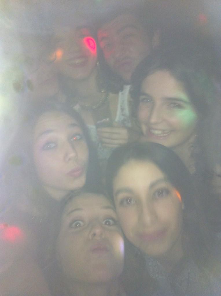 miriammartinsoy's tweet photo. UN POCO DEL PANORAMA DE LA GRAN NOCHE DE AYER💃💃👏 GRAN CUMPLEAÑOS TAMBIEN @Irene976 @VictorJM94 http://t.co/67f8why4BD