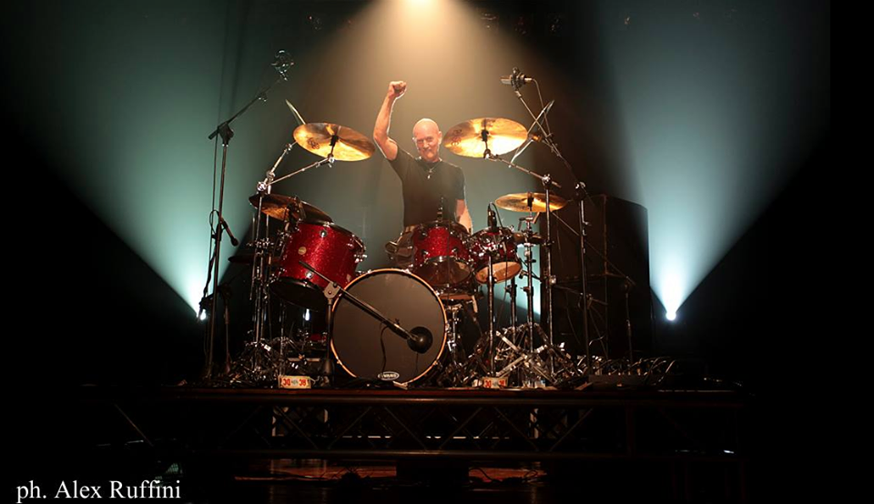 RollingStoneES's tweet photo. El baterista #ChrisSlade regresa a #ACDC http://t.co/jMmyUUiayh Ya estuvo de 1989 a 1994. Sustituye a #PhilRudd http://t.co/XJpa1Rd0hr
