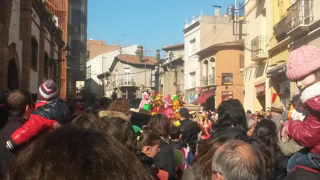 PSCMollet's tweet photo. No defallirem mai d la cultura i la tradició molletana. Centenars d molletans participant d l'alegria. #OrgullMollet http://t.co/namMIxfWwm