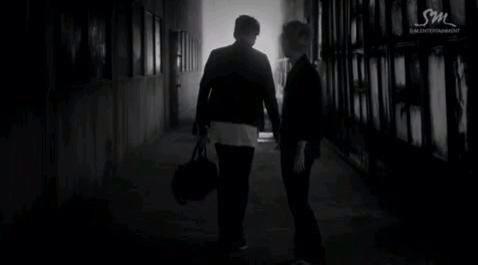 Shasa280799's tweet photo. "@EXOffical_: Finally they met also be remembered that this MV #KRISHANDAY http://t.co/WgCL0f7Ie3"