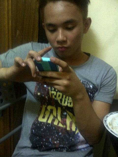 Arseee24's tweet photo. Busy kay kaps. HAHA! @jayforto http://t.co/KdciXz8e7q