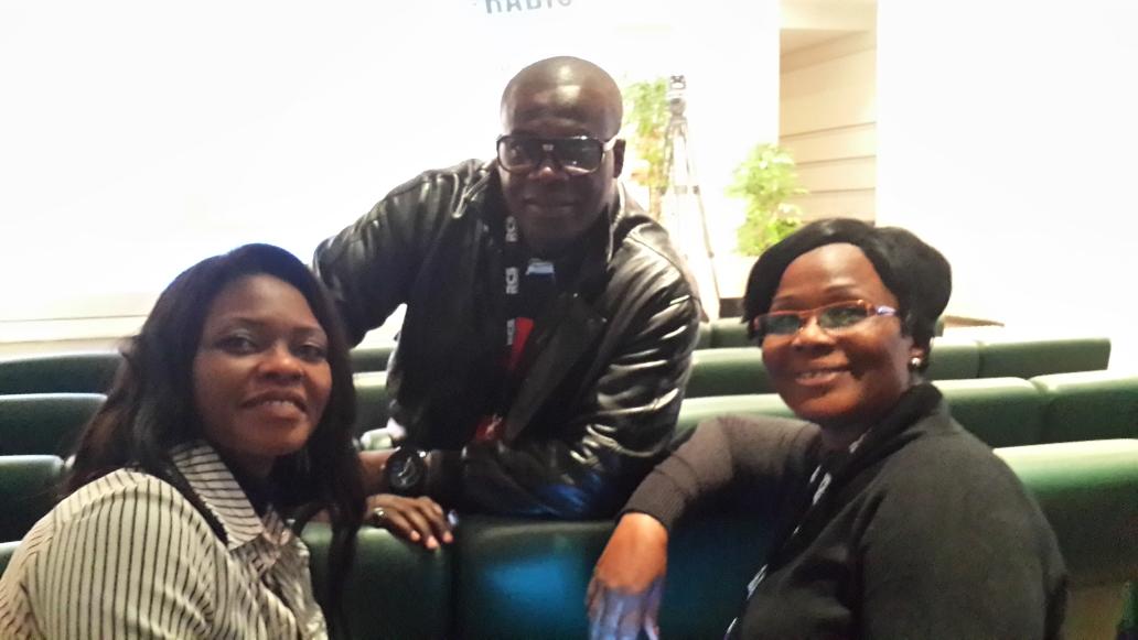 BleouDidier's tweet photo. Salon de la radio.  Petite pause avec 2 grandes dames http://t.co/yYK6yuZ9xZ