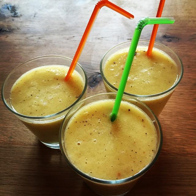 LaurentLingelse's tweet photo. #smoothietime La recette : bananes, poires, kiwis, oranges, citron vert et des glaçons ! #foodporn #boostfruits http://t.co/emtPHDe8GU