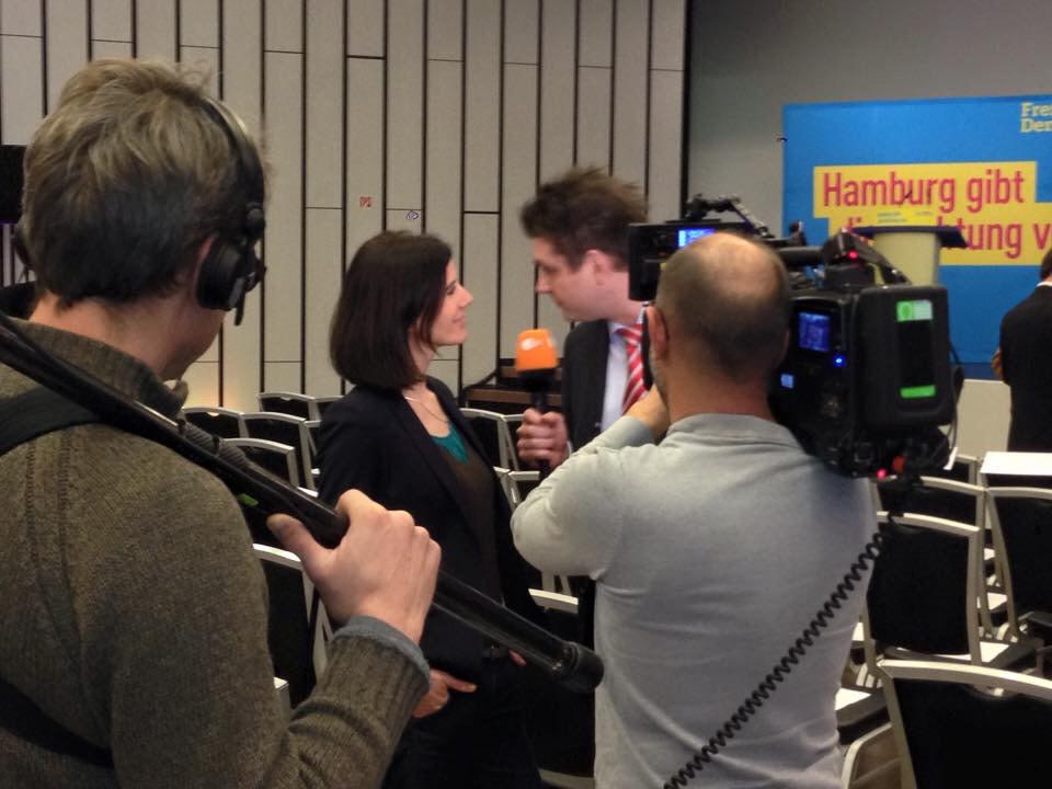 cecileweidhofer's tweet photo. Toller #lpt100 der @fdphh mit @KatjaSuding - die @heuteshow mit @LutzvanderHorst war auch dabei #hhwahl #FDProcktHH http://t.co/4Tg8P8iPna