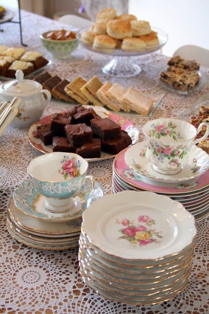 BouquetFlorist's tweet image. Flower arranging parties with afternoon tea &amp;amp; prosecco - £50 Make and take home a seasonal arrangement #flowerclasses