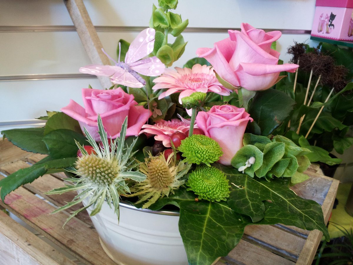 BouquetFlorist's tweet image. Flower arranging parties with afternoon tea &amp;amp; prosecco - £50 Make and take home a seasonal arrangement #flowerclasses