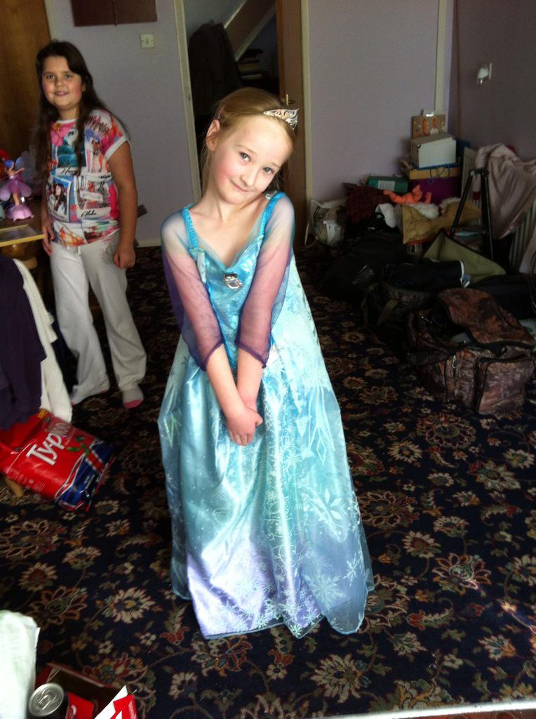 lolc1805's tweet photo. @sorabhonly4u @JessBlohm #@joclarke0210 @BirdyPhilbirdy @HenfreyDavid our own princess elsa http://t.co/IZKYl8WJVw