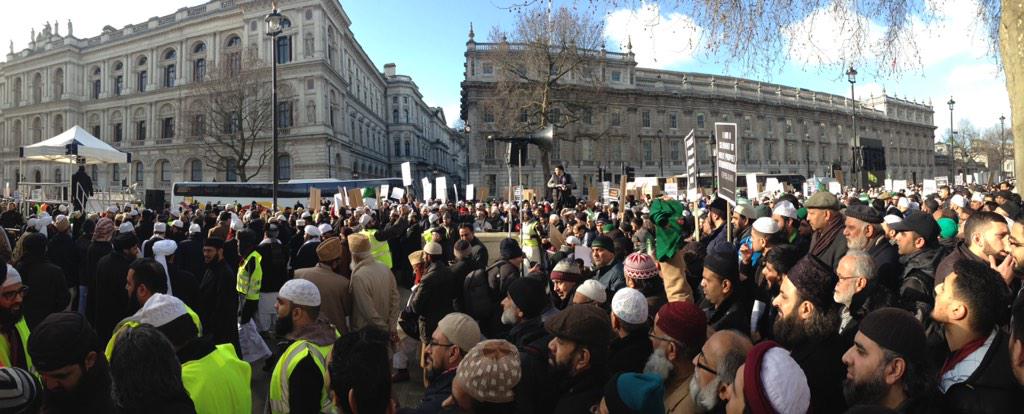 NaqshbandiSufii's tweet photo. Alhamdulillah what a turn out! The Ahlus Sunnah has stood up! #LondonProtest #GlobalCivility http://t.co/BHzzJgAYYU