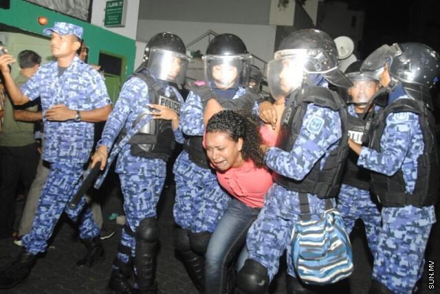 batteyaw's tweet photo. #8Feb12
#Maldives Police brutality day!
@PoliceMv http://t.co/JHuUn3Brko