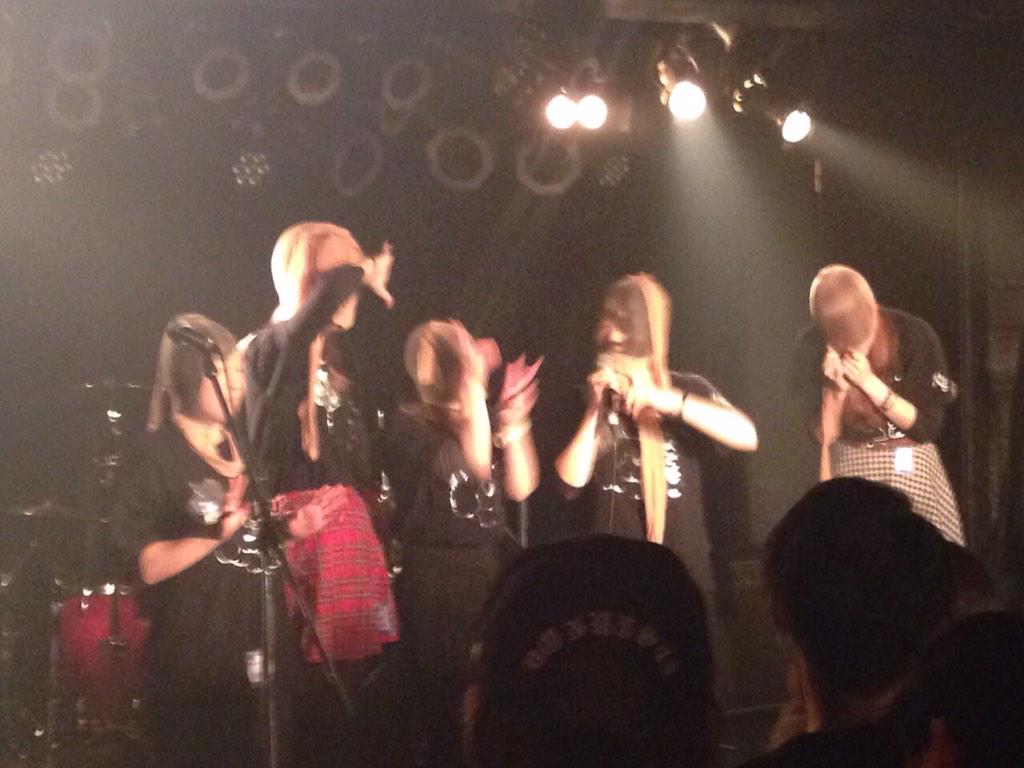 VeRxsus's tweet photo. 大好きなメンバーとまた馬刺しが出来てほんまに幸せでした！いっぱい笑いました！胃が痛いです！ストッキングはもう被りたくないです！出てくれた方、スタッフさん、来てくれたお客さん、そして馬刺し！みんなありがとうございました！だいすき！ 伶奈 http://t.co/mpKBcUG7NT