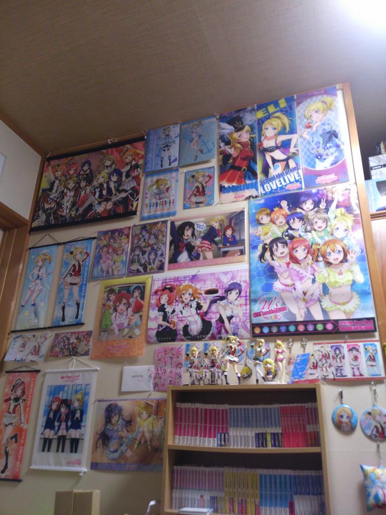 お布団大好きマン 俺が部屋にポスター貼りまくってても何も言わなくて 親の寝室の録画がアニメだらけでもむしろ親が見ていた そんな親 父 がこの前 お前オタクやなー とようやく言った壁である Http T Co Z1l77rtecx Twitter