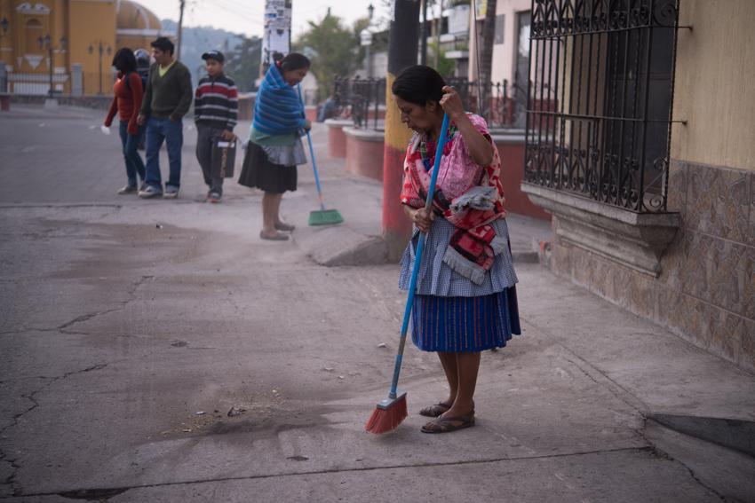 diariodigitalgt's tweet photo. Así es como luce #AntiguaGuatemala luego de la erupción del #VolcándeFuego.  http://t.co/I6W2Me3AGH http://t.co/KooHYeCzIO
