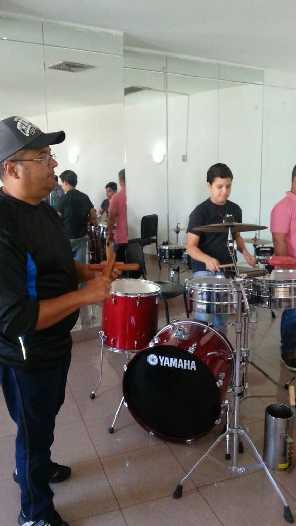 MalvinPuchi's tweet photo. @NUCLEOMETRO @elsistema #ElSistemaCumple40 #elsistemazulia Máster class de percusión Afro-Latina Orq Latino Caribeña http://t.co/a0mYfgWXCp