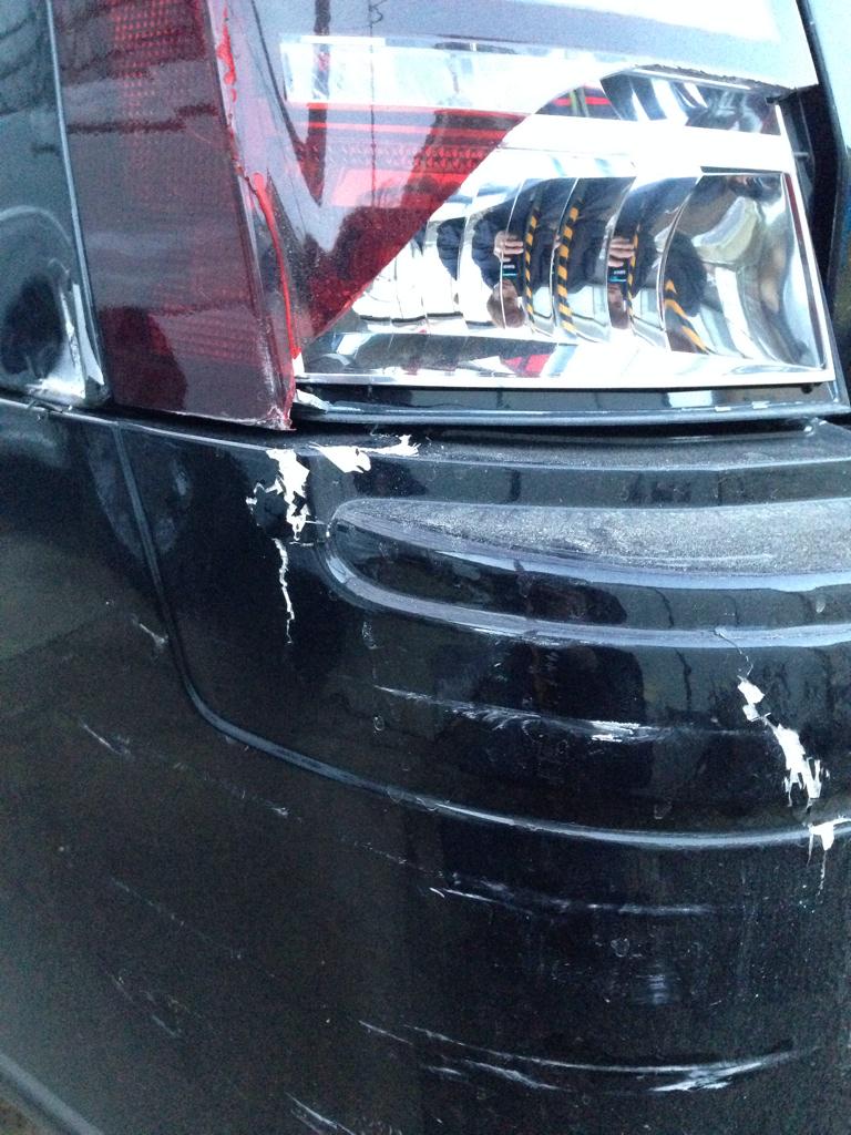 Twitter 上的 しょーいち クライスラーが当て逃げされました 多分相手の車はマツダの白でmpvかプレマシーだかその辺の形 後ろに傷 とか黒の塗装付いてる車みたら教えてください 他の車でも傷とか黒の塗装付いてる車あったら教えてー リツイート頼むわ