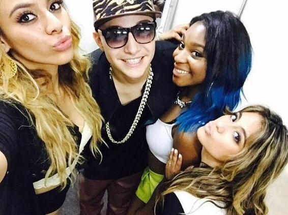 anittas2s2's tweet photo. Só tinha jente naquele show de fifth harmony Pq o Mc gui tava la senao iam continuar no flop ;) http://t.co/VCyR5MDHYw