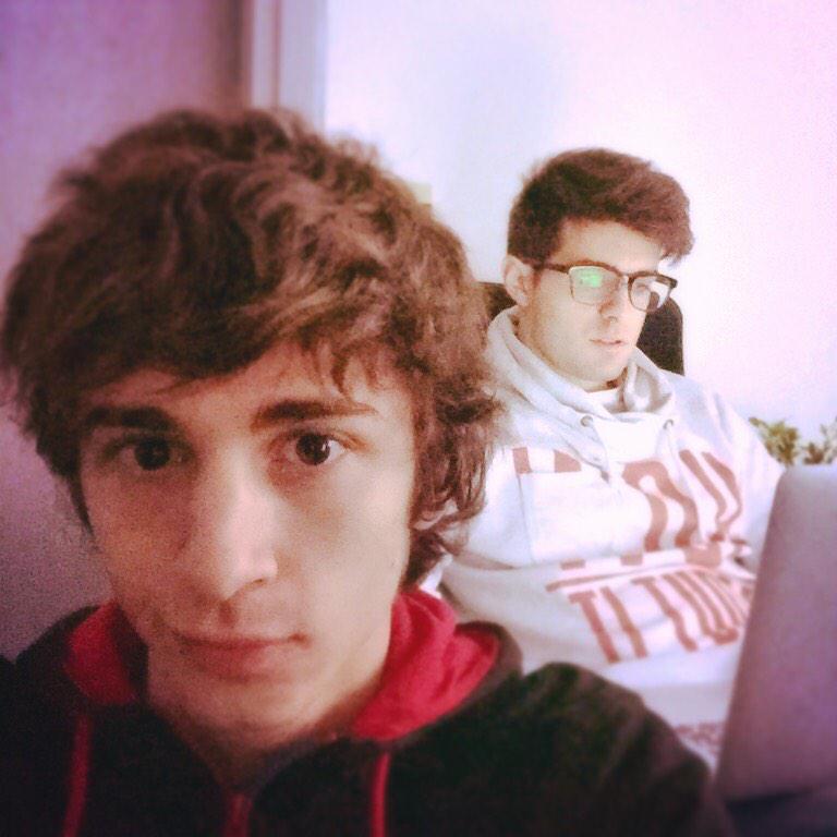 DecarliLeonardo's tweet photo. Mi ha lasciato il telefono raga. Grave errore. -Favi http://t.co/Weld2BygM2