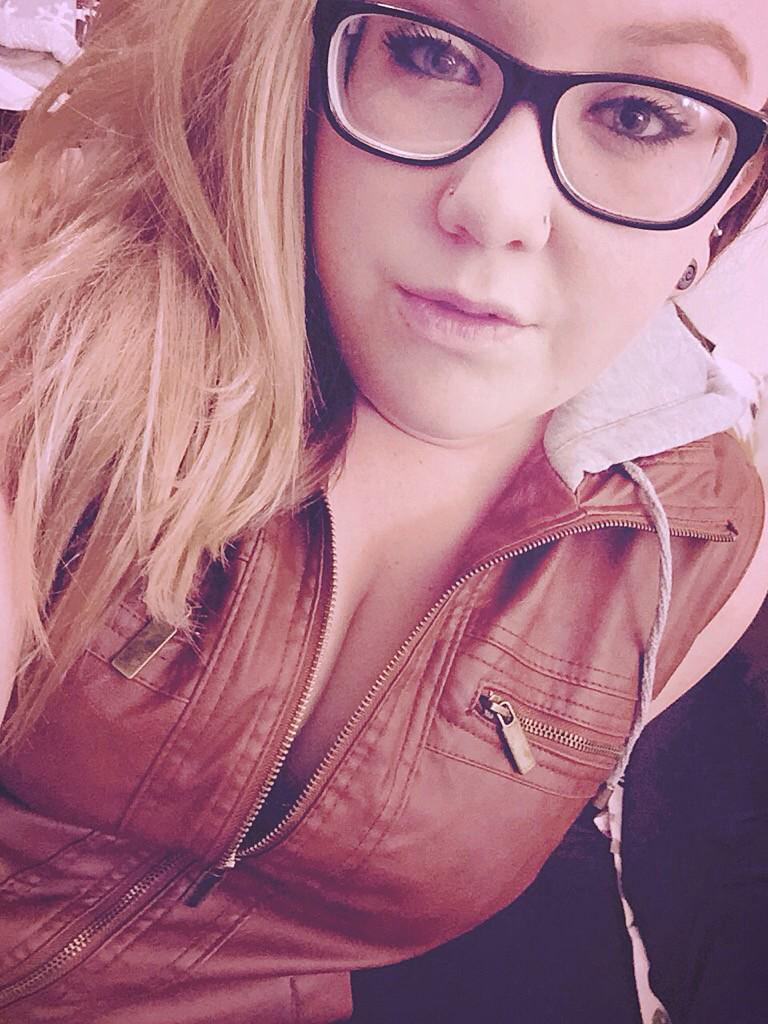 evilbarbie93's tweet photo. Good afternoon my lovely #findoms and stupid #cucks it's almost valentines day, the perfect day to show admiration. http://t.co/5Rxd5KLYdm