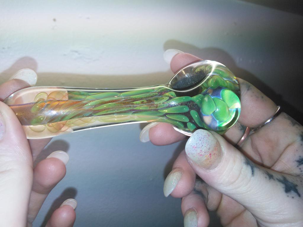 shinyeyes28's tweet photo. our pretty new little piece #potrules #stayhigh #newpipe #teamkush #cannibusqueen http://t.co/stSf3DYb7d