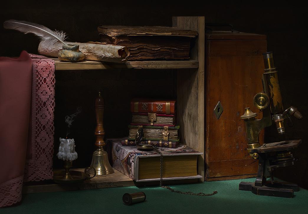 стол ученого. библиотека фон. в. в. глобус на столе.