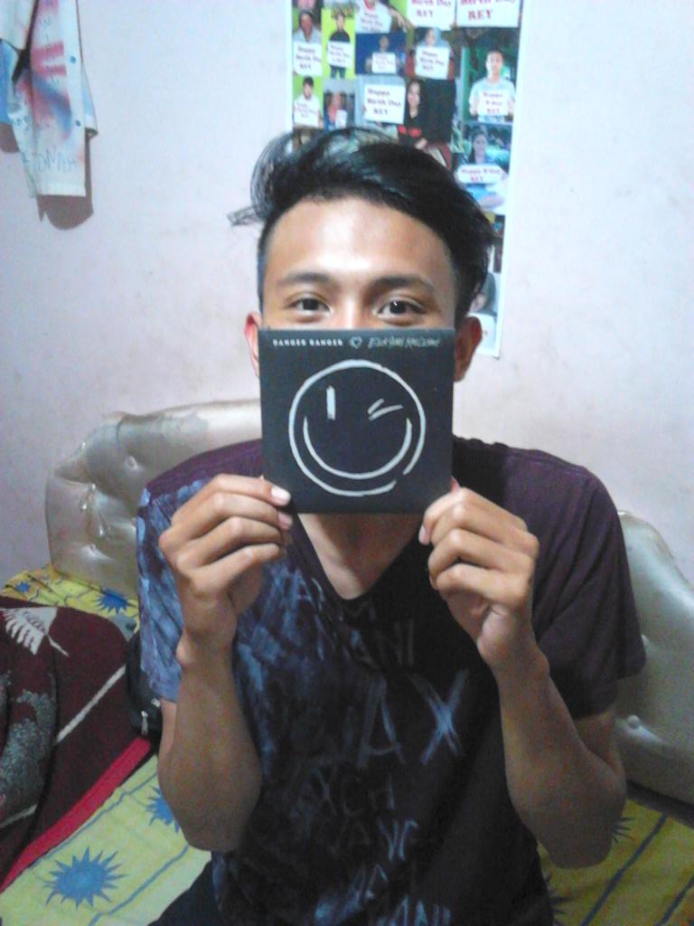 aldyDR's tweet photo. Keren nih aldy! RT @chulays3: Lihat nih Bang @aldyDR B-) gw dah punya CD @dangerangerock #EsokHariKanCerah haha http://t.co/BGFHffSCfO