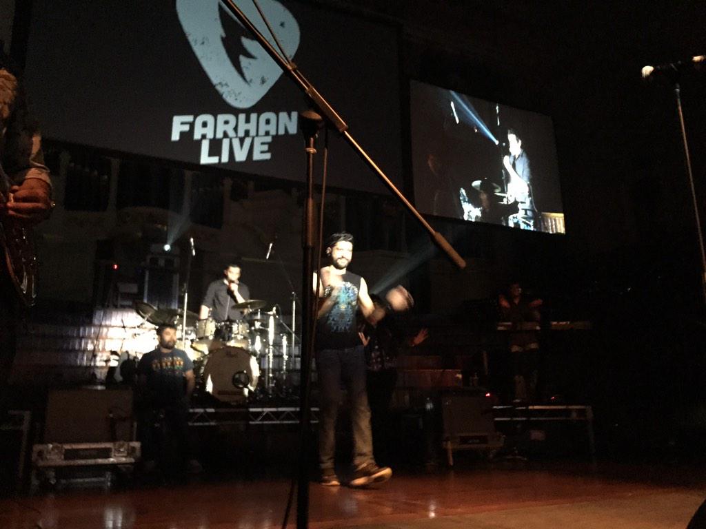 AshwaniKDhawan's tweet photo. Farhanakhtar is one and only,exceptional talent actor, director, singer, rockstar, #farhanakhtarlive #premiertickets http://t.co/JMAjLxdBrU