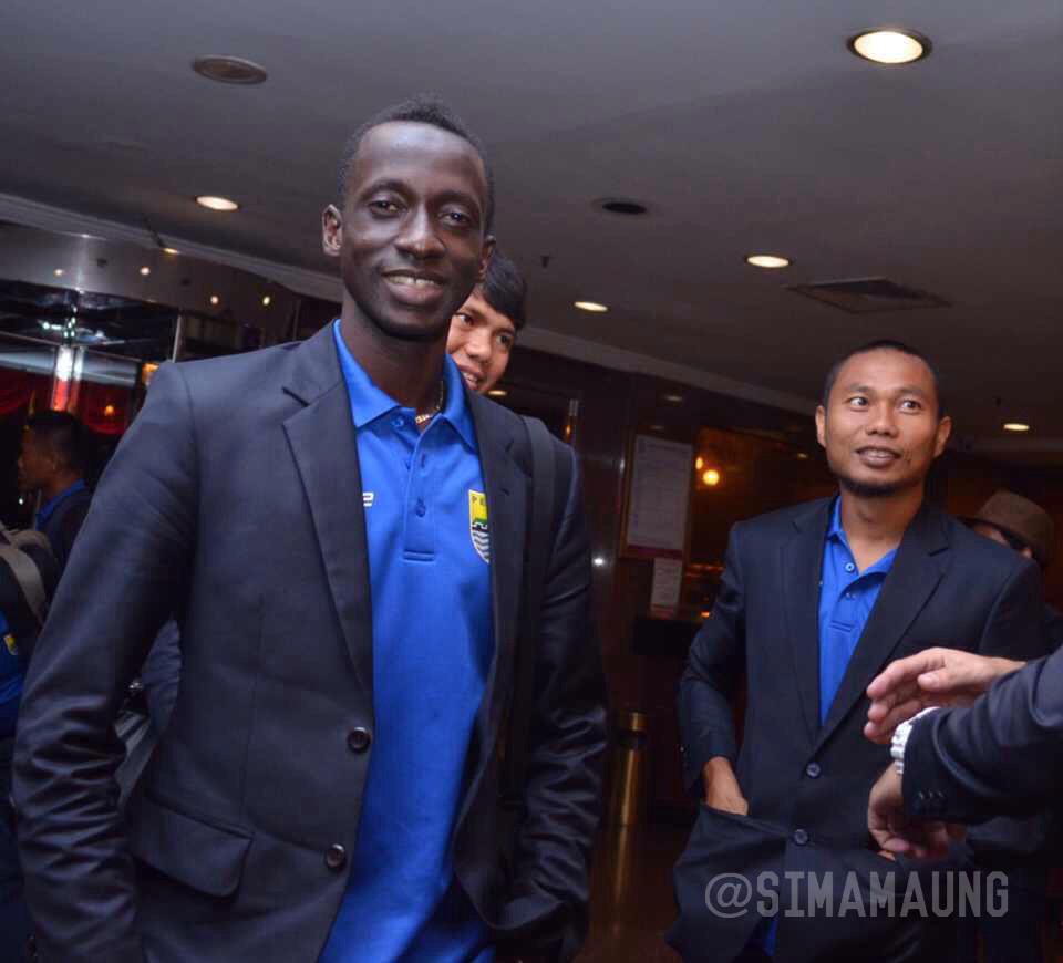 simamaung's tweet photo. Alhamdulilah rombongan Persib sudah tiba di Hanoi pukul 23.00 waktu sini http://t.co/QxlhJzen9S