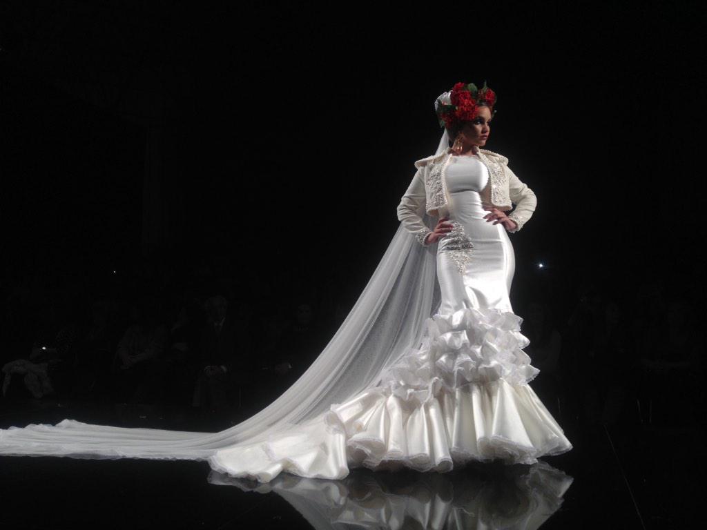 simofsevilla's tweet photo. Una novia muy torera en la pasarela de @HermanasSerrano y sus pequeñas damitas #simof2015 http://t.co/7UnRXKs17L