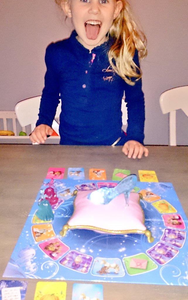 kimmo84's tweet image. Heerlijke #luie #zondagmiddagdingen 
🃏🎴🎲