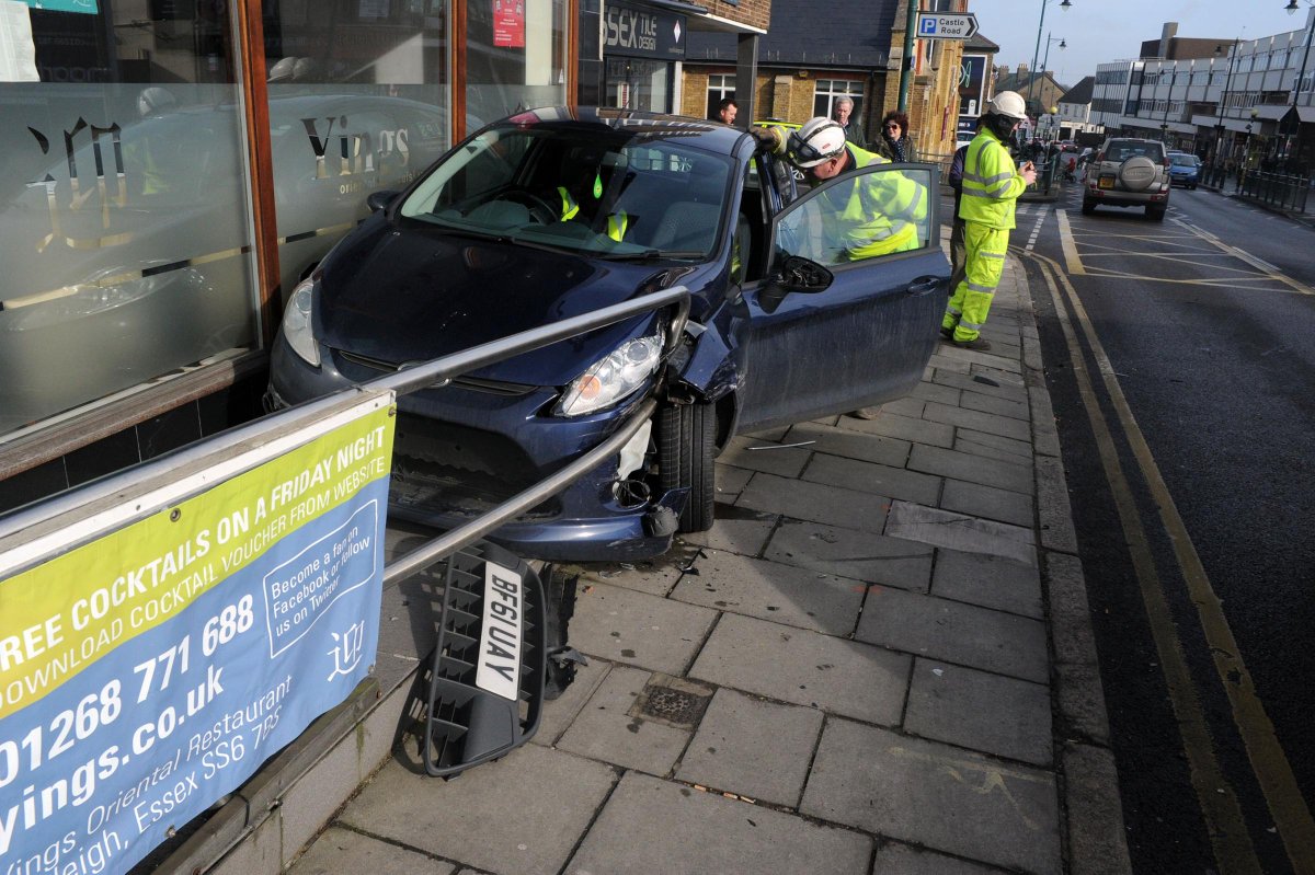 DailyESSEX's tweet image. #Echo: UPDATED: Car wedged between restaurant and railings after Rayleigh smash j.mp/1xQjynY #Essex