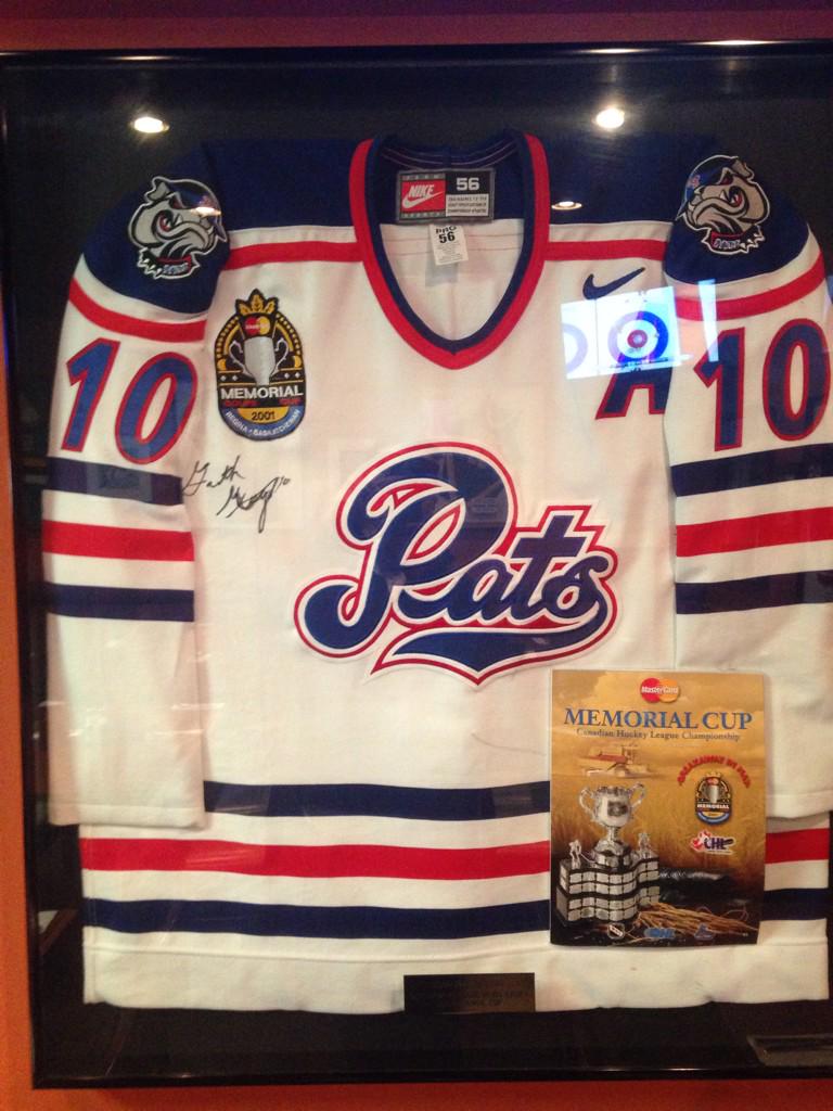 flemwad29's tweet photo. @Gmuzzeltoff sweet jersey at Boston Pizza South  #ReginaPats #10 http://t.co/0ivaFEs72H