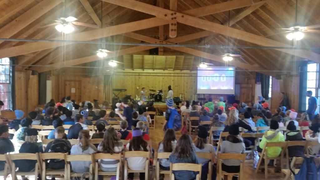 MarinersKidCamp's tweet photo. Last chapel has started!! http://t.co/U7N7qd15Vp