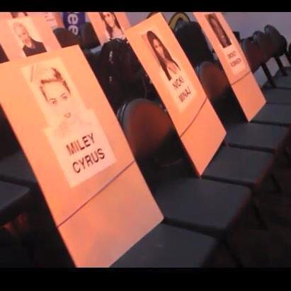 TrueSmilersMRC's tweet image. Miley se sentará al lado de Nicki Minaj en los Grammys #Grammys2015
