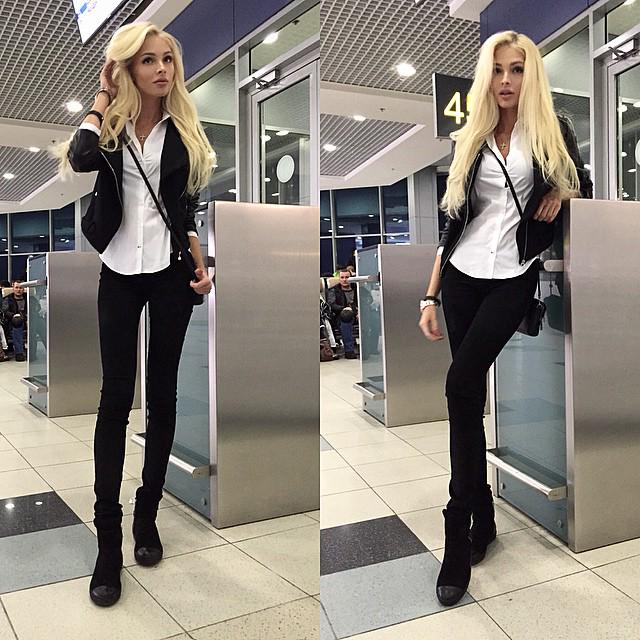 AlenaShishkova's tweet image. Flying in the same blouse 😁😁😁