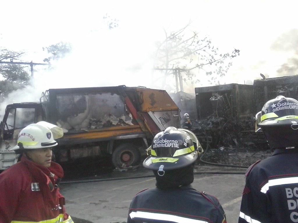 CarlosOcariz's tweet photo. Denuncio públicamente un ACTO CRIMINAL: hoy nos quemaron 7 compactadoras de basura. Mañana daremos rueda de prensa. http://t.co/VuGNwc7gAI