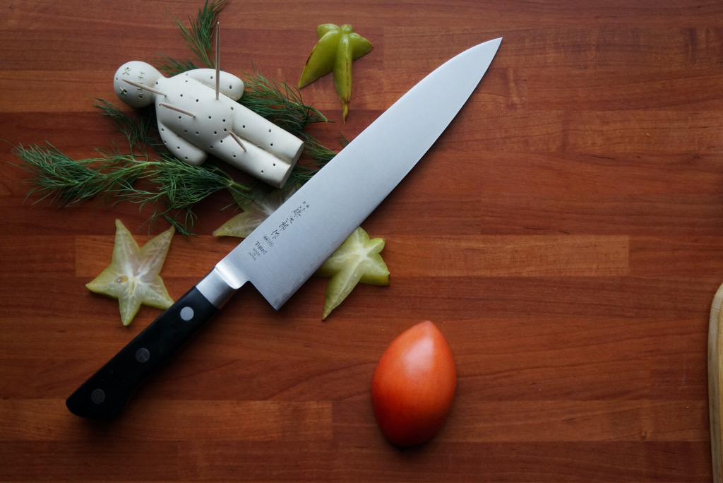 mygoodknife's tweet photo. all best things happen at kitchan and in the bed. i didnt hold knives under pillow. but at kitchen have a lot http://t.co/ow21B9c4B6